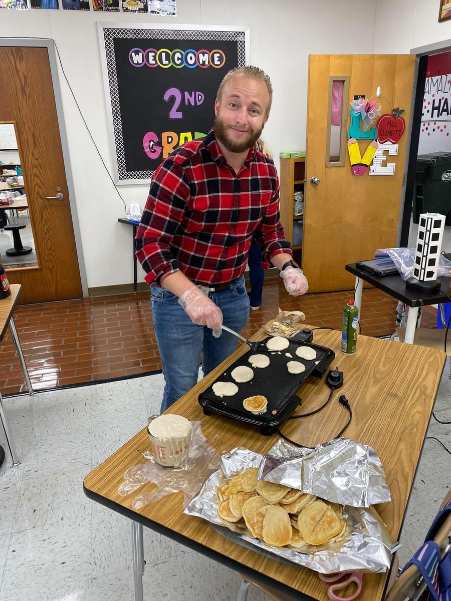 MrU_2ndGrade's tweet photo. Paul Bunyan day was a blast!! Yesterday was our final day of our Fairy Tales and Tall Tales unit! In the story of Paul Bunyan, he eats massive flapjacks so we thought that would be a perfect treat! #nobeariers https://t.co/KGjJgVqiUs
