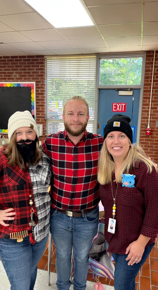 MrU_2ndGrade's tweet photo. Paul Bunyan day was a blast!! Yesterday was our final day of our Fairy Tales and Tall Tales unit! In the story of Paul Bunyan, he eats massive flapjacks so we thought that would be a perfect treat! #nobeariers https://t.co/KGjJgVqiUs