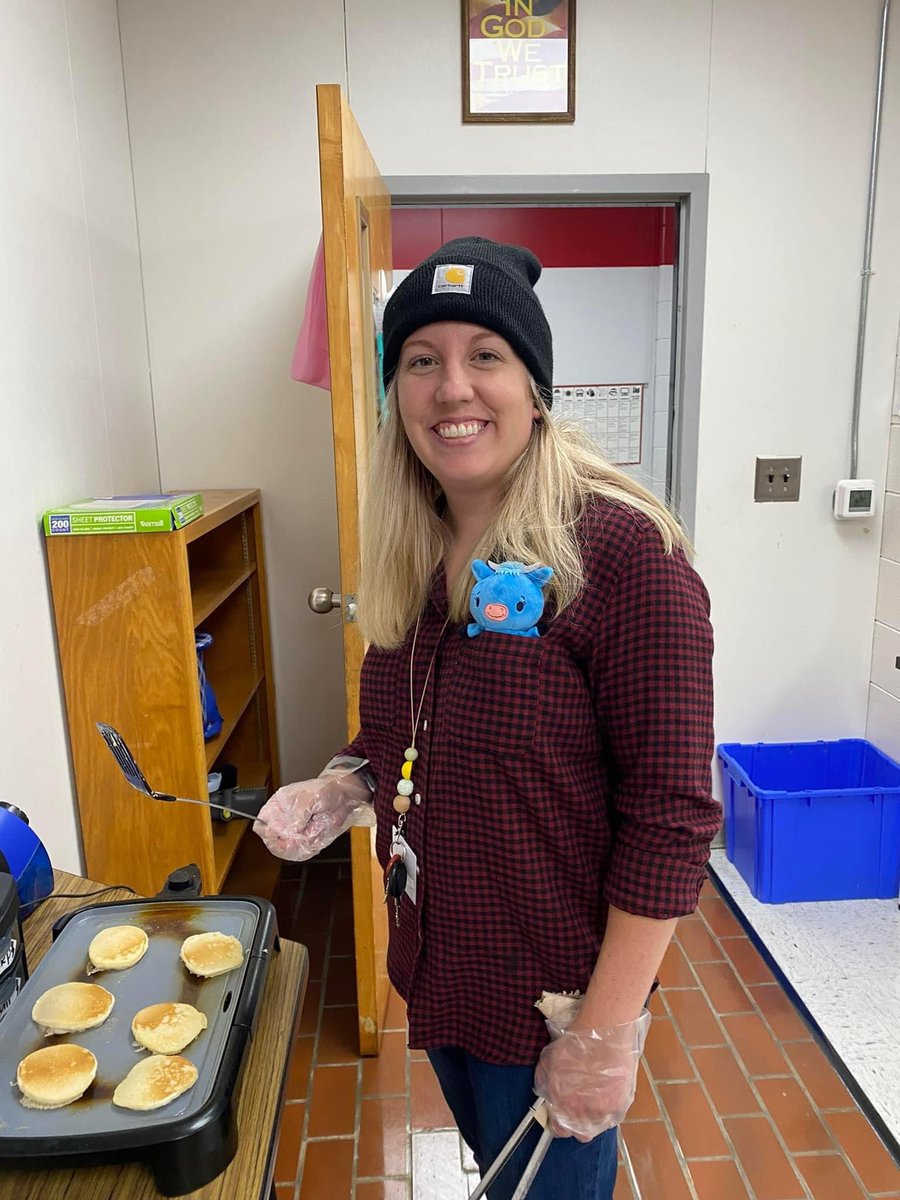 MrU_2ndGrade's tweet photo. Paul Bunyan day was a blast!! Yesterday was our final day of our Fairy Tales and Tall Tales unit! In the story of Paul Bunyan, he eats massive flapjacks so we thought that would be a perfect treat! #nobeariers https://t.co/KGjJgVqiUs