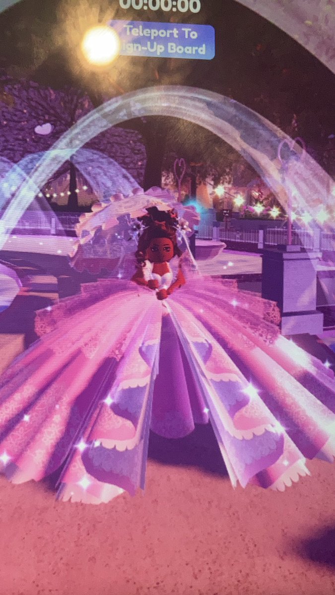 iamafreakyes's tweet photo. The new skirts so pretty 💞#magicalenchantress #royalhigh #royalhightrades #royalhightrading https://t.co/HGWb89UzQY