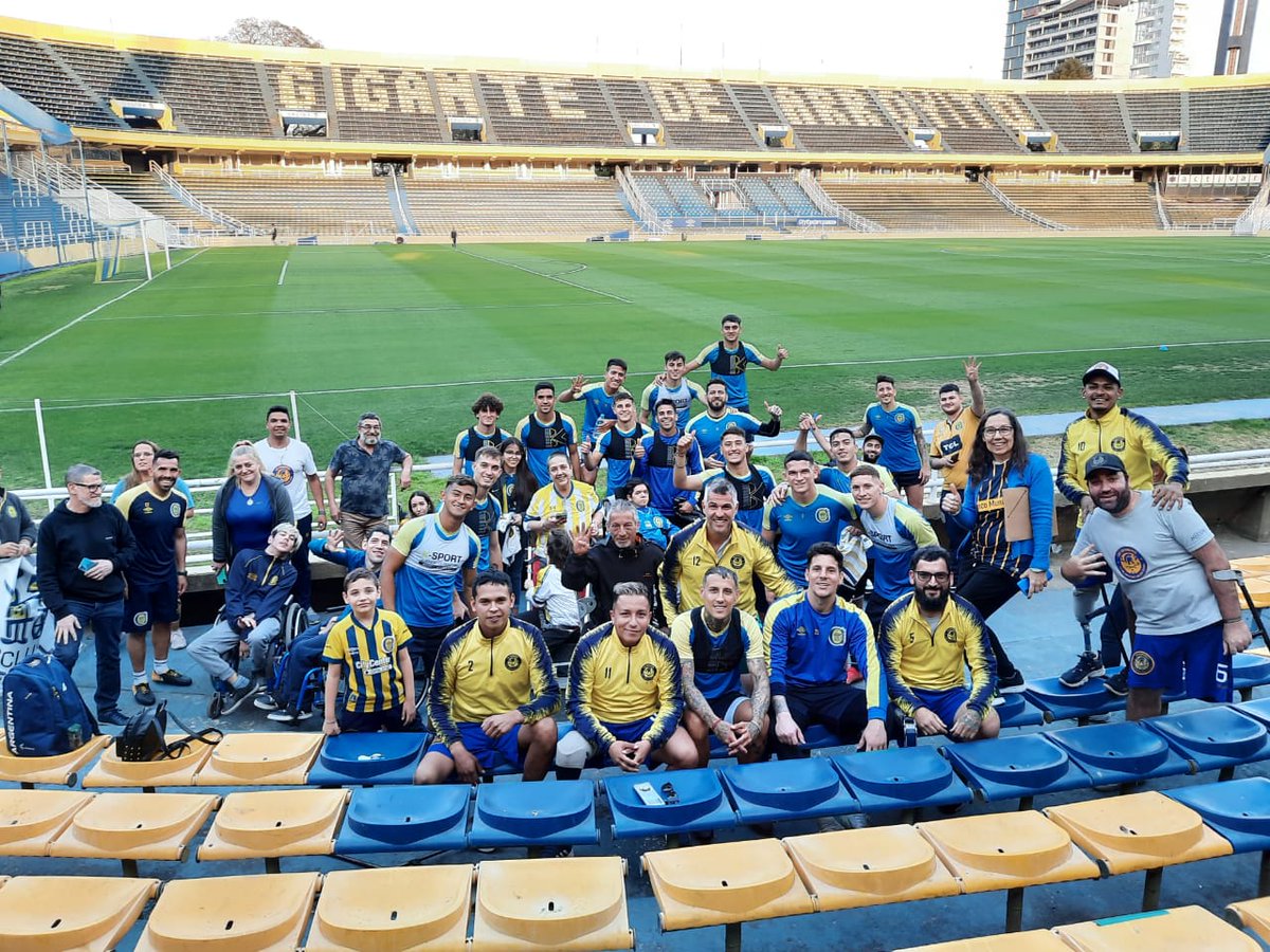 RosarioCentral's tweet photo. 🇺🇦👏 ¡Excelente gesto!

El Plantel profesional, junto al Área de Inclusión de @CARCSocial, invitó a socios y socias con discapacidad a presenciar el entrenamiento de hoy. También estuvieron presentes nuestros Guerreros que forman parte del plantel del Fútbol de Amputados Canalla https://t.co/pifajHnMVN