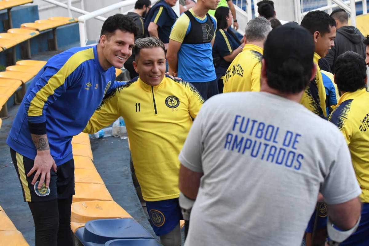 RosarioCentral's tweet photo. 🇺🇦👏 ¡Excelente gesto!

El Plantel profesional, junto al Área de Inclusión de @CARCSocial, invitó a socios y socias con discapacidad a presenciar el entrenamiento de hoy. También estuvieron presentes nuestros Guerreros que forman parte del plantel del Fútbol de Amputados Canalla https://t.co/pifajHnMVN