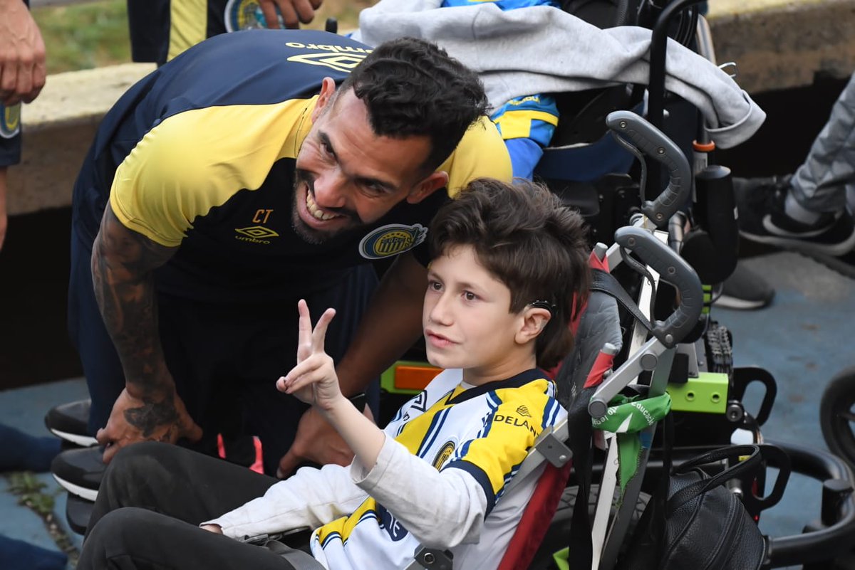 RosarioCentral's tweet photo. 🇺🇦👏 ¡Excelente gesto!

El Plantel profesional, junto al Área de Inclusión de @CARCSocial, invitó a socios y socias con discapacidad a presenciar el entrenamiento de hoy. También estuvieron presentes nuestros Guerreros que forman parte del plantel del Fútbol de Amputados Canalla https://t.co/pifajHnMVN