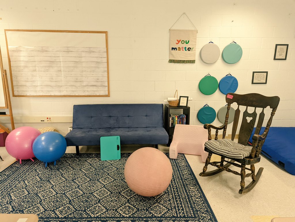 voc_ed4all's tweet image. My inclusive middle school classroom.
2 spEd teachers (me being 1!) teach alongside general ed. content teachers. Everyone teaches and everyone learns! Community comes first, then the growth follows! @educateall_org #flexibleseating #freefidgets #snacks #diversity #Neurodivergent