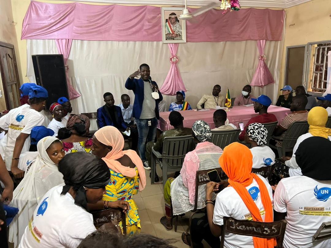 AssoAmanu's tweet photo. Les échanges ont porté sur le rôle des jeunes et des femmes dans ce processus de la paix au Mali. 2/2 @GouvMali @AbdoulayeDiop8
@UN_MINUSMA @onufemmesmali
@PNUDMALI @UEauMali @UnescoBamako @Unfpamali
#UnisPourLeMali
#UnisPourlaPaix
#PaixAuMali
#PeaceDay
#MINUSMA
#AMANU https://t.co/y2YT0uUs79