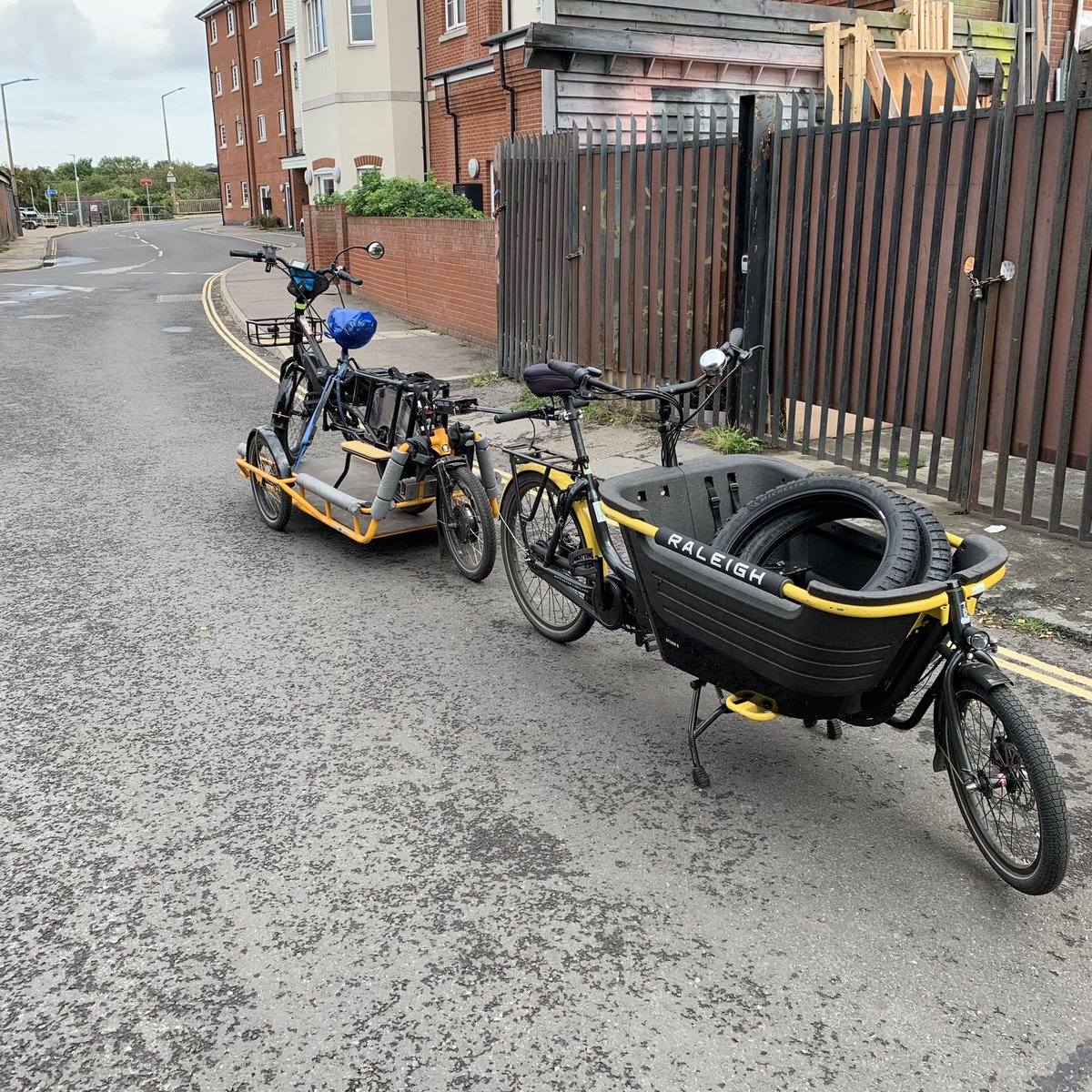 EcargoC's tweet photo. #triplethreat the @RaleighBikes_UK #stride2 the @carlacargo trailer & a @RadPowerBikes #radwagon - job done! (Well, was job done once we swapped the RW4βs tyres over) https://t.co/QjPKnJUIPp