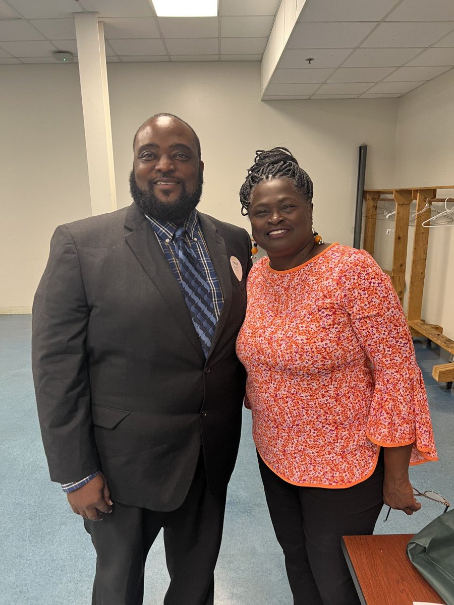 It always feels good to be in the company of change agents. Shining a light on the issues that matter to us most. Ward 4 meeting @ Zelma George Councilwomen of Ward 4 Cleveland Deborah Gray and <a href="/AndrewMizsak/">Andrew Mizsak</a>
#District18 #ForwardTogether