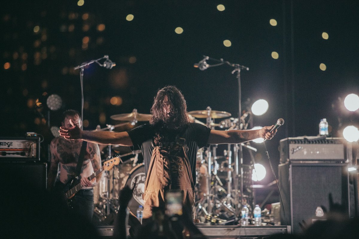 aof_official's tweet image. Get ready CLEVELAND!!! Who's coming out tonight???

🖤 SET TIMES 🖤
7:00 - Doors
8:00 - Elliott 
9:25 - #alexisonfire

🖤 MORE TOUR DATES 🖤
🎟️ ➣ theonlybandever.com

📸: Mike Ragone