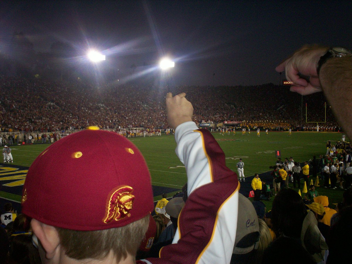 ThisIsMikeJones's tweet photo. @MattLeinartQB @ReggieBush Throwing up ✌️ 

It’s come full circle. Now I get the chance to help the current generation get what your generation should’ve. 

#BLVD https://t.co/jFp8xjNumo