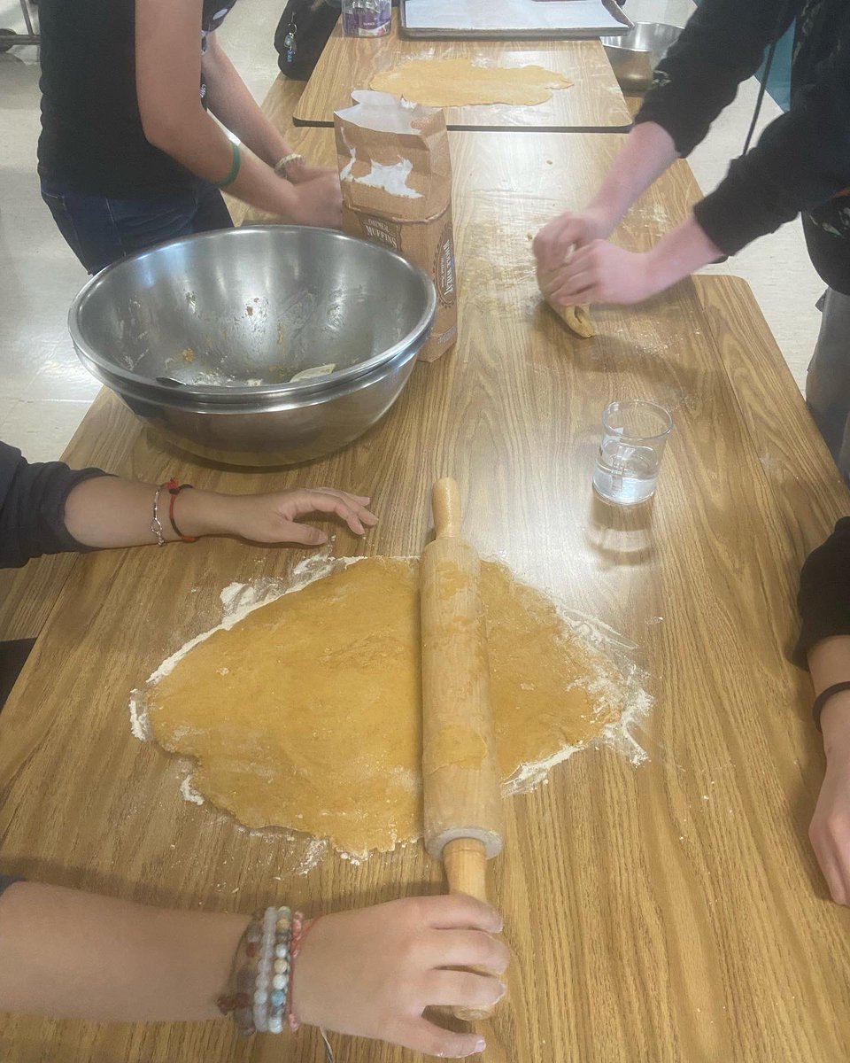 interact_rhs_'s tweet photo. RHS Interact baking dog treats for SAMS!! Great job volunteers!ππ #rhsinteract #rotary @Richwoods_HS https://t.co/czsYb0WPLc