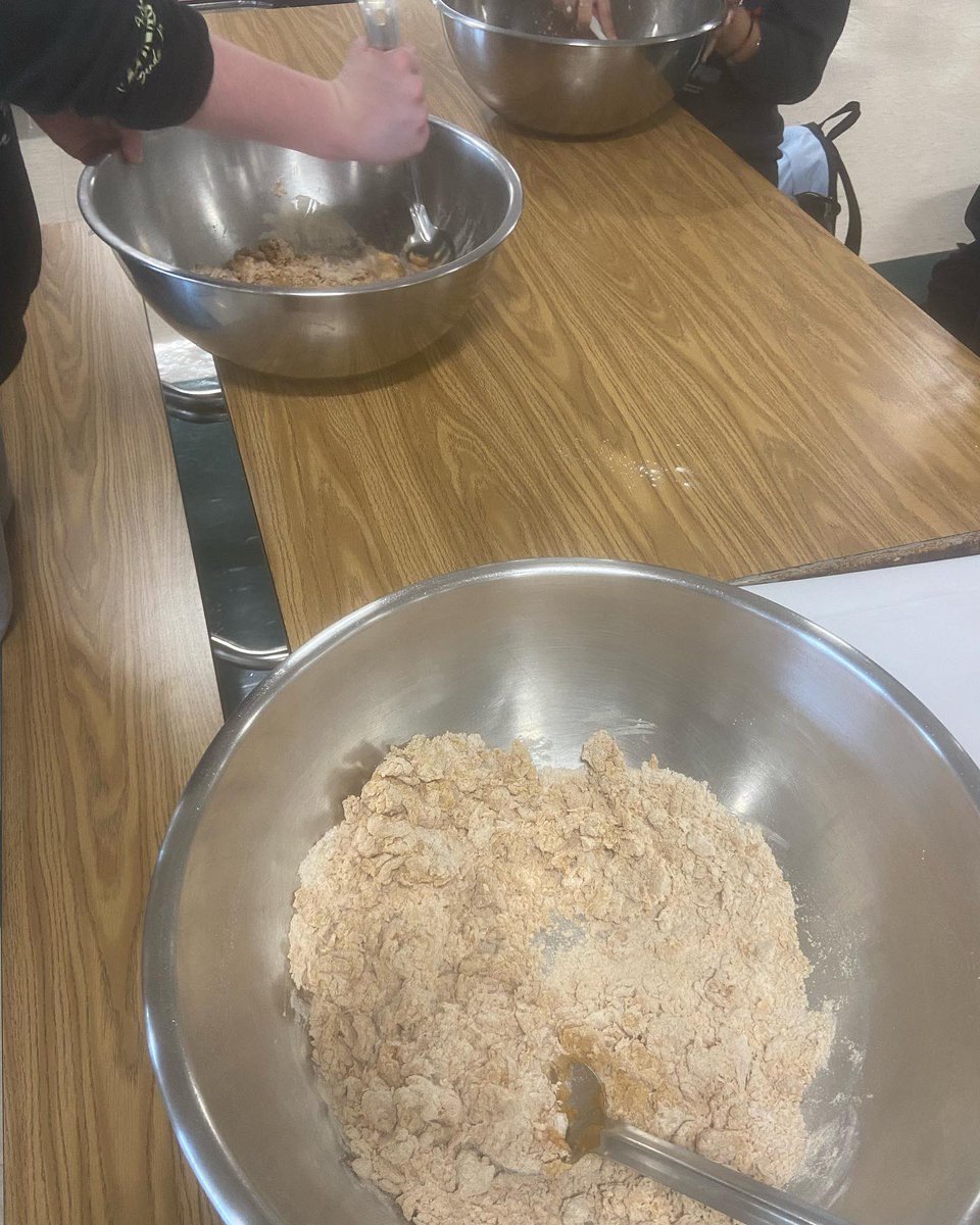 RHS Interact baking dog treats for SAMS!! Great job volunteers!💛💙 #rhsinteract #rotary <a href="/Richwoods_HS/">Richwoods High School</a>
