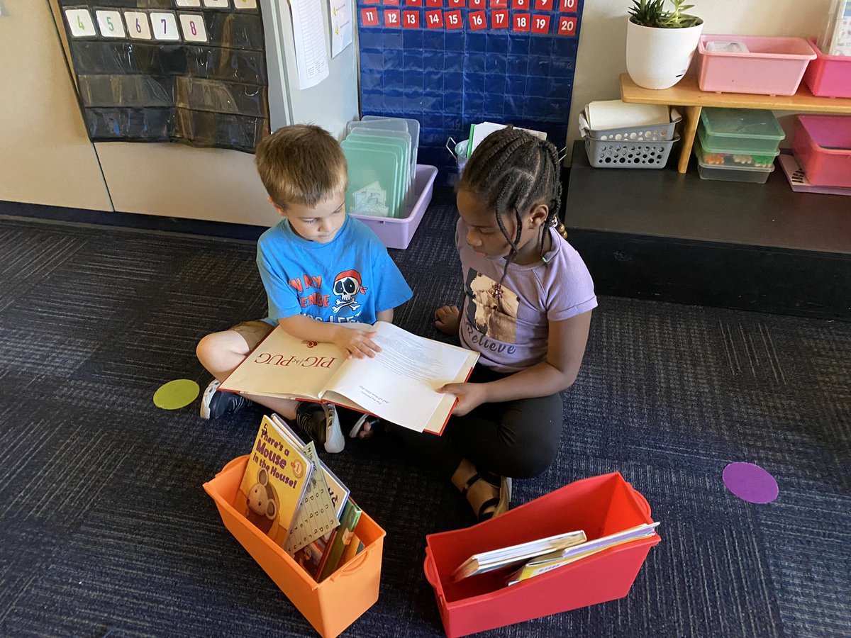 iTeachBC's tweet photo. Reading with a parter is ALWAYS fun! 😃. Students learned to read with partners and they absolutely LOVED it! Partners took turns reading the pictures by describing what was happening in them 📚💜. #reading #kindergartenrocks #hebisd #hebisdistheplace2be #shetlandpride https://t.co/EYlCH8vyS9