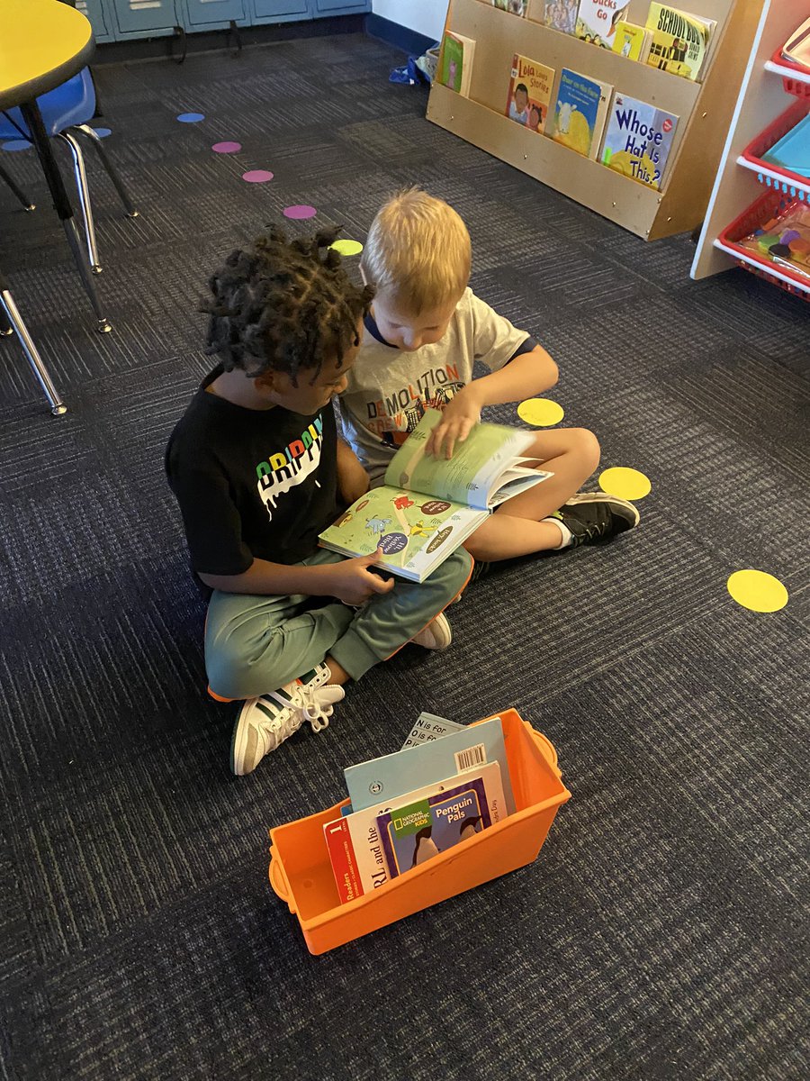 iTeachBC's tweet photo. Reading with a parter is ALWAYS fun! 😃. Students learned to read with partners and they absolutely LOVED it! Partners took turns reading the pictures by describing what was happening in them 📚💜. #reading #kindergartenrocks #hebisd #hebisdistheplace2be #shetlandpride https://t.co/EYlCH8vyS9