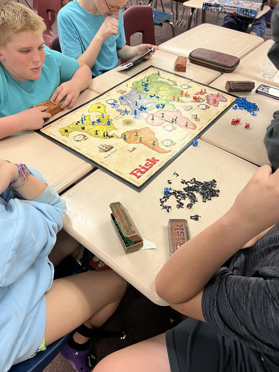 mwoods67037's tweet photo. BPMS Game&amp;Chess club is off to a great start! Great after school activity for those students to build social skills and develop problem solving skills/strategies. Go Dragons!!! #BPMS #Rm117 #Dragonpride https://t.co/0rPwaeAOLZ