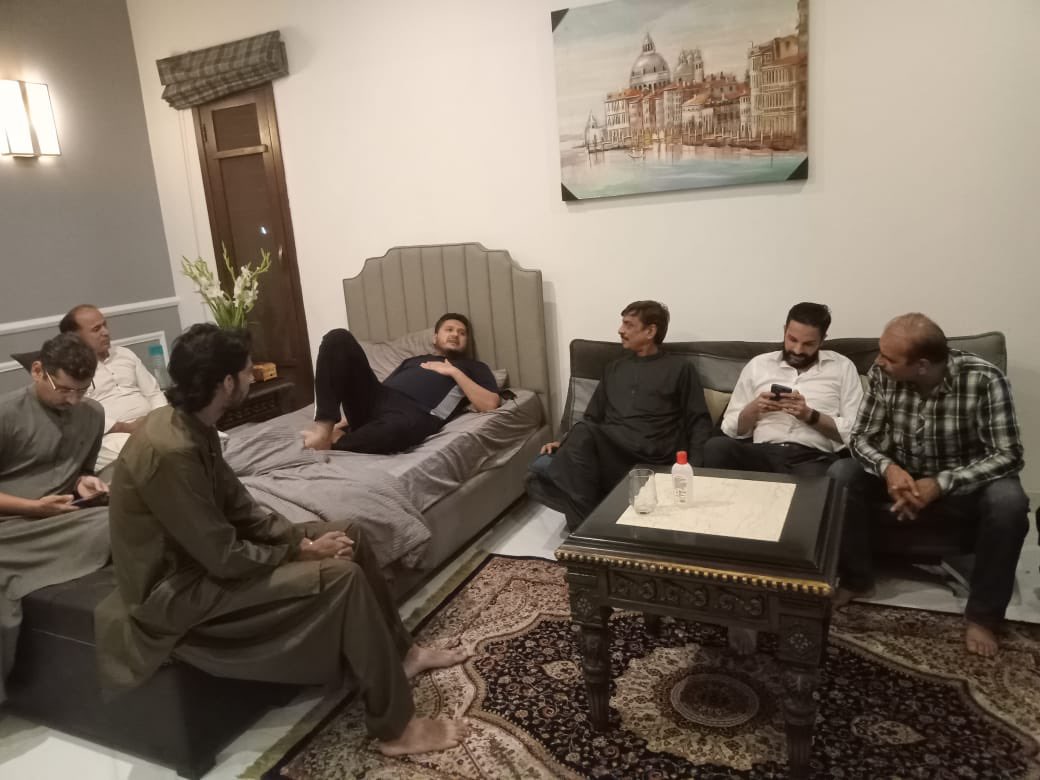 Waqasawanppp's tweet photo. پاکستان پیپلز پارٹی ڈپٹی سیکریٹری اطلاعات کراچی ڈویژن و کنوینئر ضلع شرقی آصف خان کی وفد کے ہمراہ صاحبزادہ معظم قریشی کی رہائش گاہ امد۔

آصف خان نے ممبر سندھ کونسل ضلع کورنگی صاحبزادہ معظم قریشی سے خیریت دریافت کی۔

@MAsifKhanPPP
@SMoazzamQureshi https://t.co/D20TKhkNyY