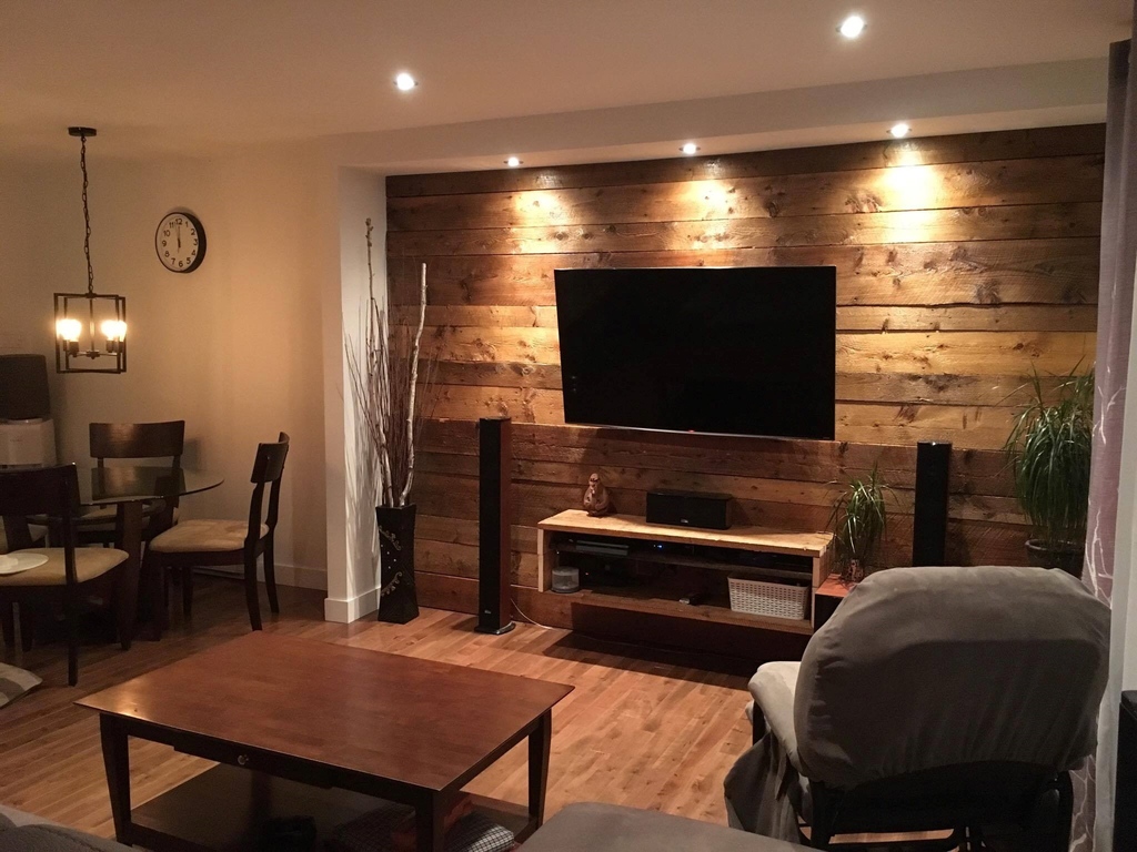 WallTheory's tweet image. Feeling those comfy September vibes with this rustic wood feature wall. 

These planks are made from real, reclaimed barnwood from centuries-old barns. Shop online for delivery direct to you!

walltheory.ca/collections/re…