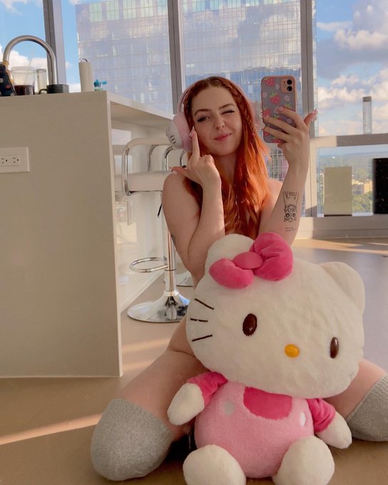 (im not wearing panties) https://t.co/2xGRlRHeS9