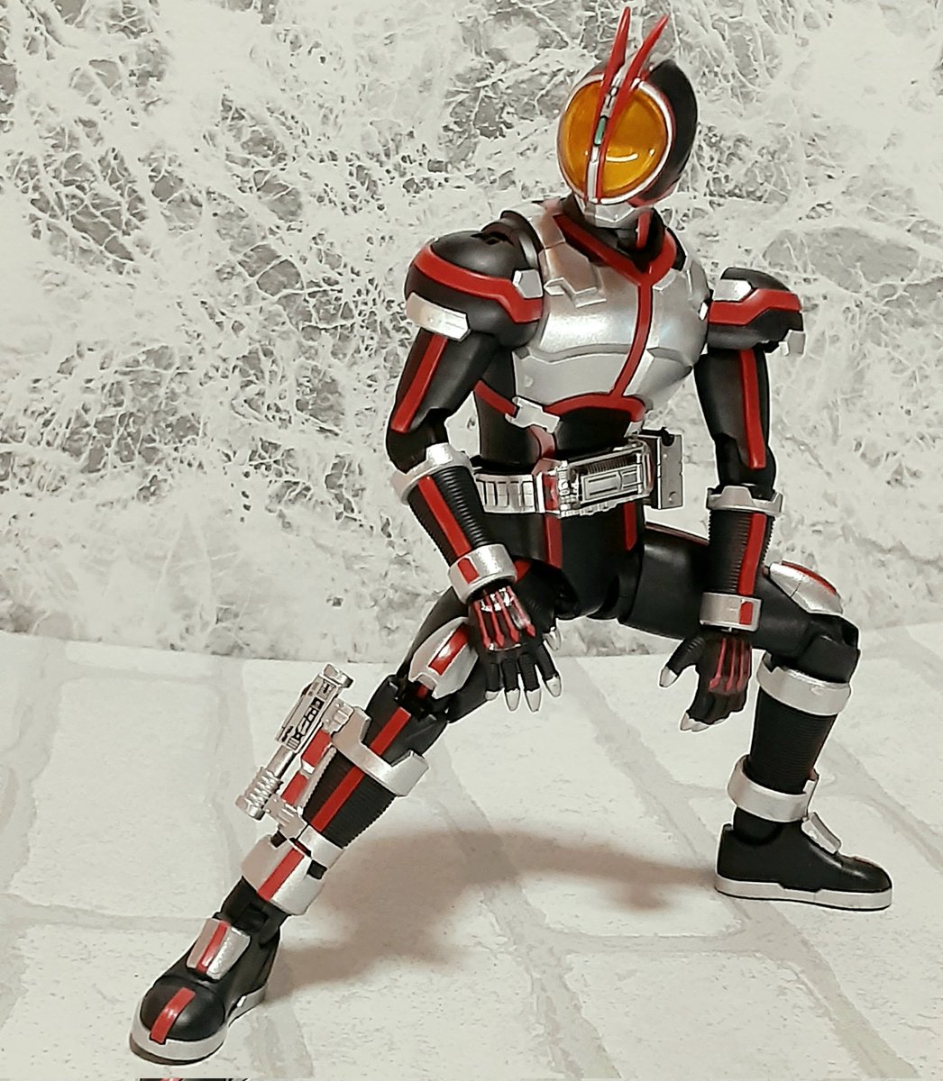 しかし改めて見てもフィギュアライズのファイズの出来映えは素晴らしいですよね。
これがあるからいつまでも真骨彫出さないんじゃないの、と半分本気で思っています(笑)
個人的にはカブトもフィギュアライズのスタイルのほうが好きですし。 