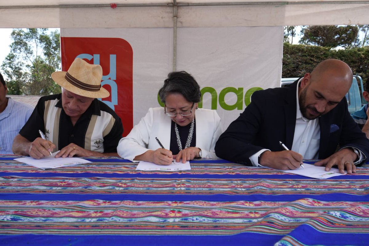 EpAsfaltar's tweet image. Asistimos a la firma de un convenio interinstitucional entre @AzuayPrefectura, @santa_gad y @emac_ep, para el mejoramiento a nivel de doble tratamiento superficial bituminoso de 2.45 kilómetros de la vía Pichacay - San Francisco de Mosquera.
#SomosLaVíaDelDesarrollo