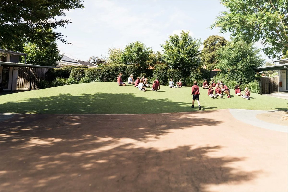 Featuring St Luke the Evangelist in Blackburn South. 

This beautiful hill sits in the middle of the courtyard. Preps to grade 6 children enjoy meals together before going off to play. 

What a lovely way to be 🖤.
