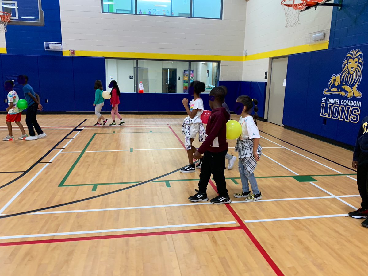 1Teaches2Learn's tweet photo. Team building and communication were the focus of todays phys ed. classes. Students communicated the whole way with their partners to ensure the balloons made it across with no hands! 🙌🏽🎈 https://t.co/XXlSMWOUZi