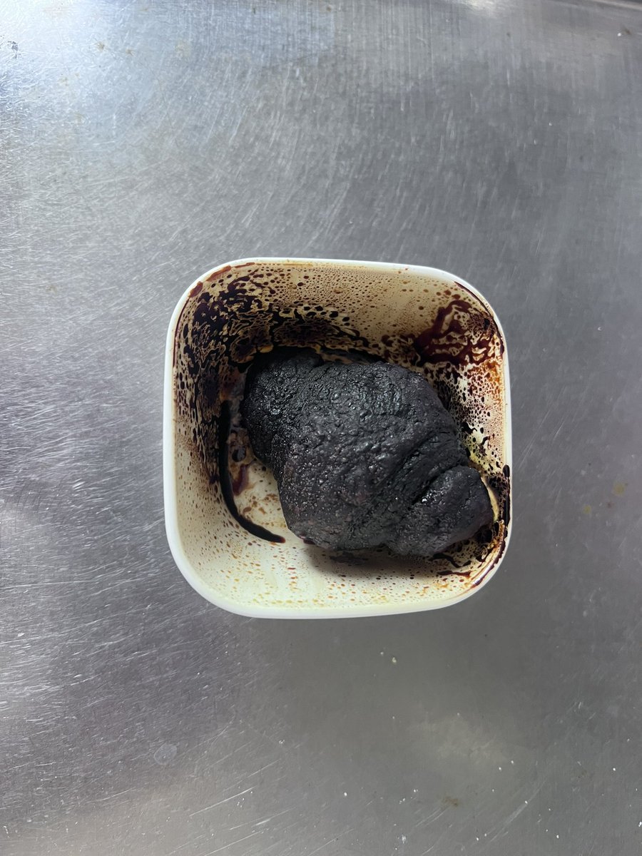 naru_tize's tweet photo. 朝ごはんでチンする時間間違えたクロワッサンみる? https://t.co/cyFovtZIQm