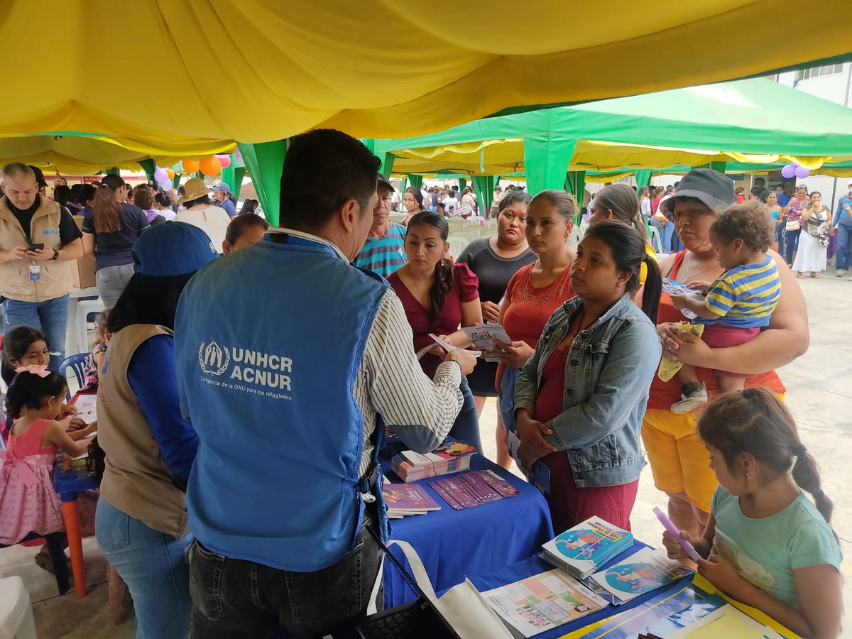 En Rocafuerte, #Manabí, llevamos a cabo la feria de información y sensibilización sobre prevención y respuesta frente a la violencia basada en género. En coordinación con @DDHH_Ec y @HIAS_ECUADOR, brindamos protección a mujeres refugiadas y ecuatorianas. #ConLasRefugiadas