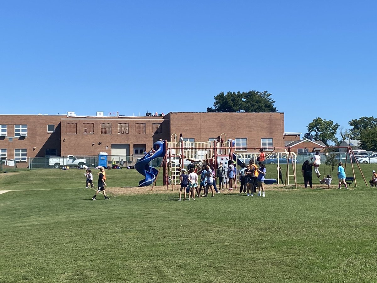_MrsDunham's tweet photo. Beautiful day for recess! #assistantprincipal https://t.co/3un80YJhZH