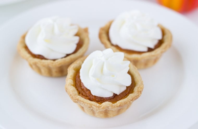 aclassictwist's tweet photo. What could be better than your favorite fall flavor in a travel size?
Enjoy these sweet and savory Mini Pumpkin Pies at work without sharing (unless you want to).
Recipe- https://t.co/wH9NZussPa
#aclassictwist #minipumpkinpies #dmvbaker #foodblogger #fallflavors #foodie #fall https://t.co/0127QGd14U
