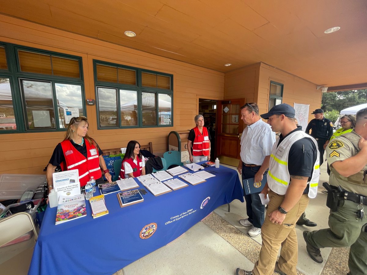 AlertSanDiegoCo's tweet photo. Thank you partners who helped @ReadySanDiego @JoelAndersonCA provide support to #border32fire survivors in Potrero, Monday.
More than 50 families received help from partners like @socal_redcross @SDGE and @TzuChiUSA 
Stay informed, follow @CALFIRESANDIEGO @SDSheriff https://t.co/e4zIkX1ERC