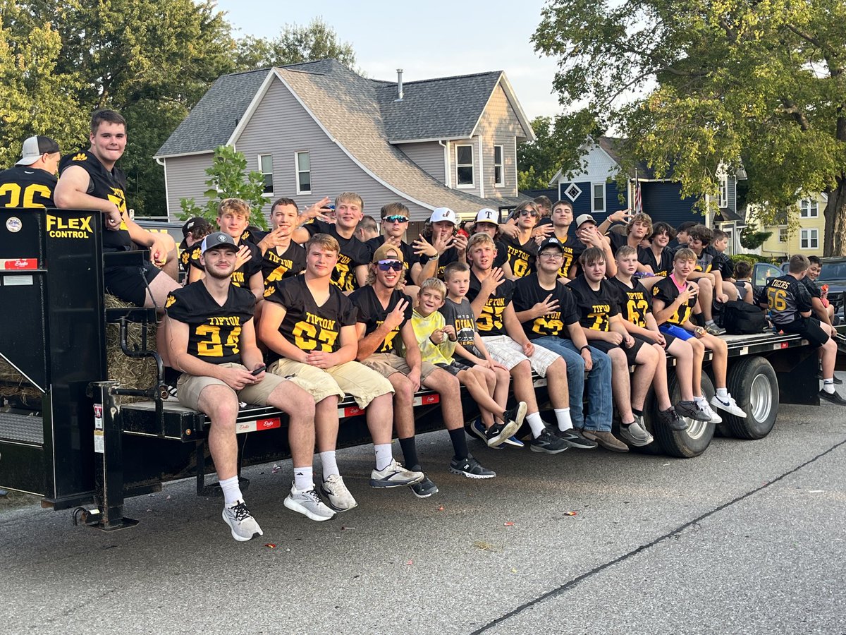 devon_schott's tweet image. 2022 Tipton high school home coming parade football boys