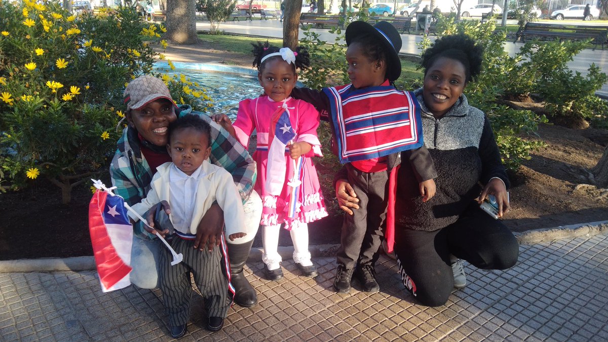 Radio7fmO's tweet photo. Sentir como propia la Patria a pesar de estar tan lejos. Linda familia de Haití en Plaza de Ovalle. #FiestasPatrias #Chile #Ovalle #Haiti https://t.co/FWyADDJnLK