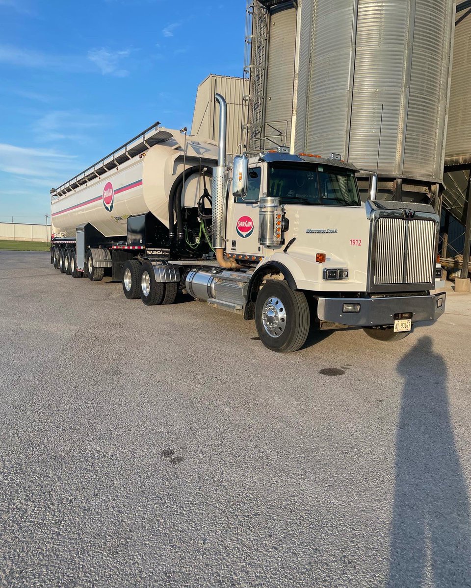 Bwags94's tweet photo. Do you Like Agriculture and Posses a DZ-AZ License Come Join my Fantastic Fleet of Drivers today! Retweets appreciated! @WalingaInc @TrouwNutr_CA  https://t.co/GiETG39ulA https://t.co/wgXUcKg8J0