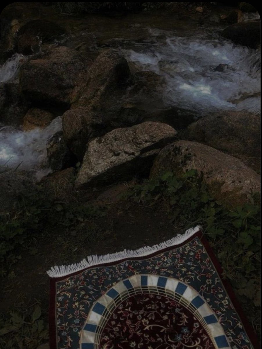 أن الله اذا احب عبد أنار بصيرته.. ولا تُستنار البصيرة إلا بالحزن فعند الحزن يرى المرء حقيقة كل شي حقيقة نفسه، وحال قلبه وصحبته وأهله. حقيقة الدنيا وحالها، فيجعل الله من كل ذرة حزن في نفس العبد نوراً يضيئ به بصيرته