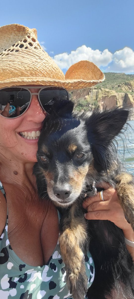 thedesertfox007's tweet photo. When your friend asks if you are on the way to the lake .... and she doesn't mind hanging out on the #isup @iROCKERsup I lent her mine I know why I love my IROCKER !!!! #suppup #desertfox #liveyourlifeonthewater #irocker #lakegirl #isupgirl https://t.co/357Bhc1se4