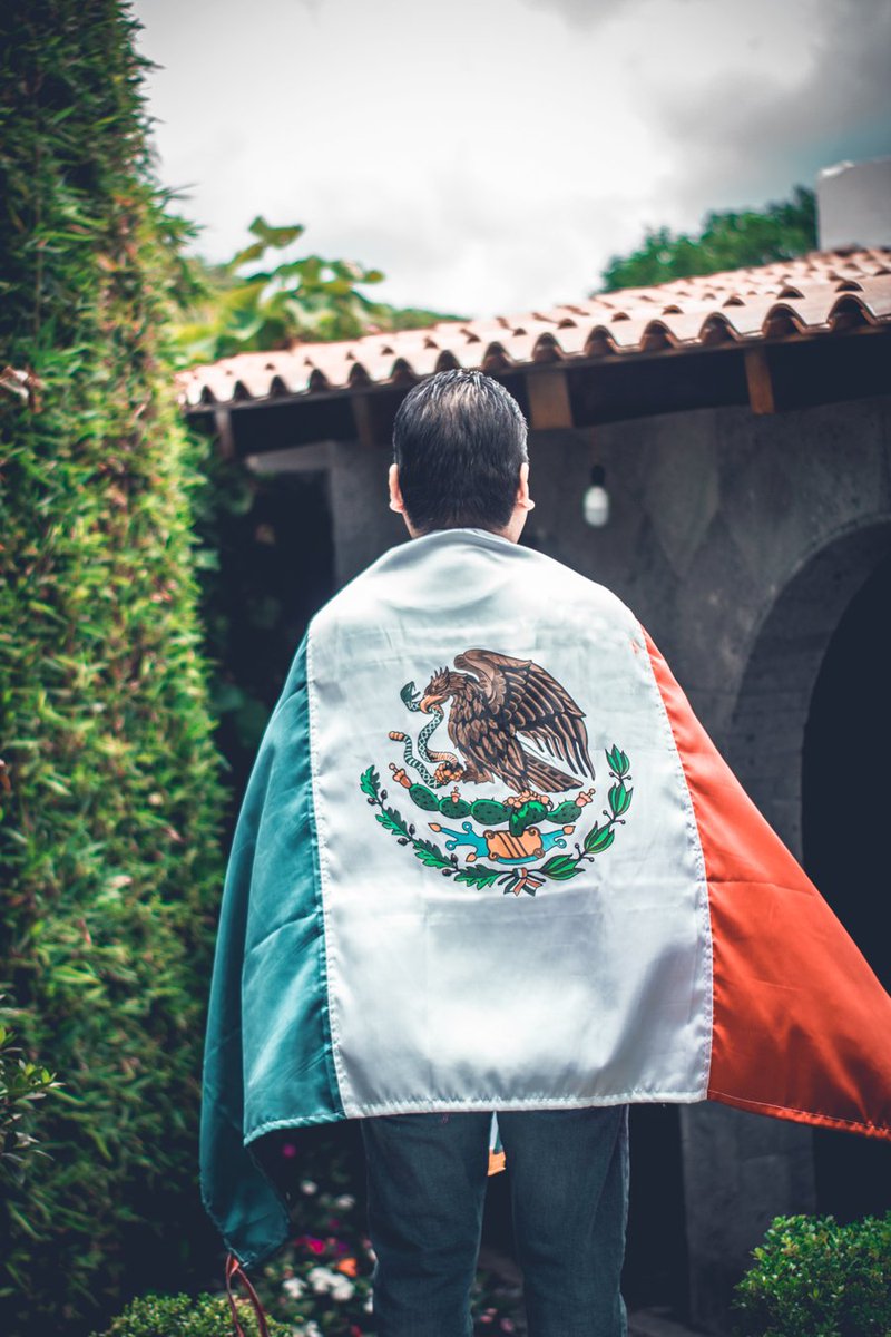 FredyMValor's tweet photo. "México, creo en ti
como en el vértice de un juramento.
Tú hueles a tragedia, tierra mía,
y sin embargo ríes demasiado,
acaso porque sabes que la risa
es la envoltura de un dolor callado.IIMéxico, creo en ti."
Ricardo López Méndez https://t.co/Edl7ongizP