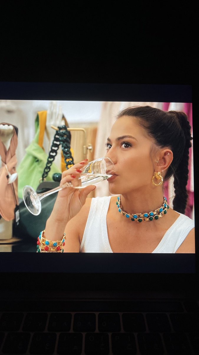 kurtifier's tweet photo. 💅 | #demetOzdemir https://t.co/YvEmAwak22