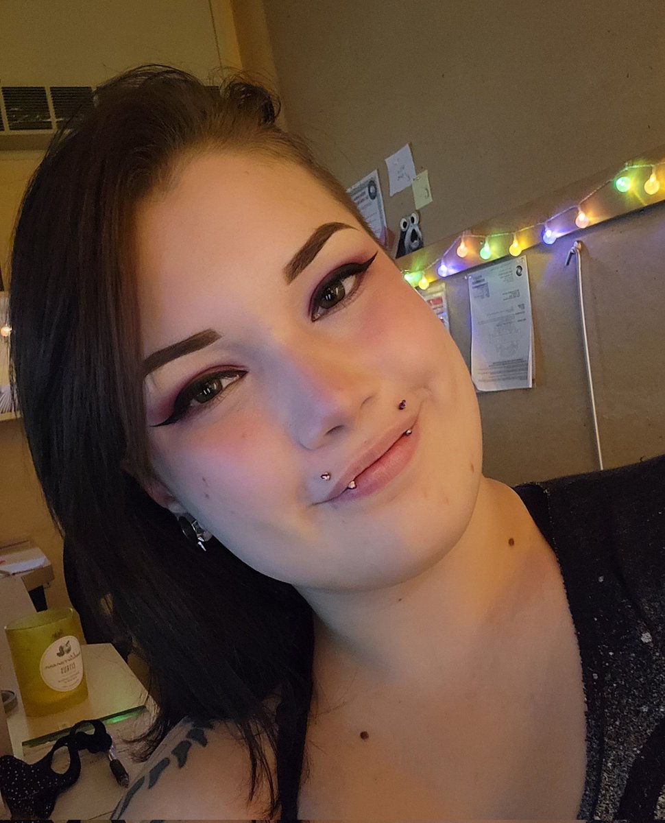 Hey there 
I know it's been a while, and I'm sorry for my big throbbing hiatussy
It's been hard clawing out of this depressive hole but now that it's colder out I'm less miserable. I'll be coming back soon I hope, but thank you for your patience!