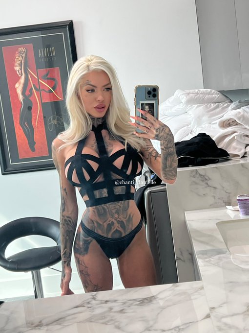 Shot some fun stuff today 🎥🖤 https://t.co/3jYSGFA2Ca