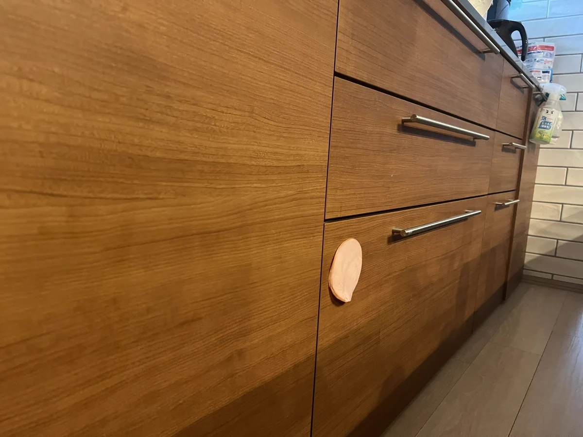 パンにのせるハムが消えた！？と思ったら引き出しに張り付いていたw