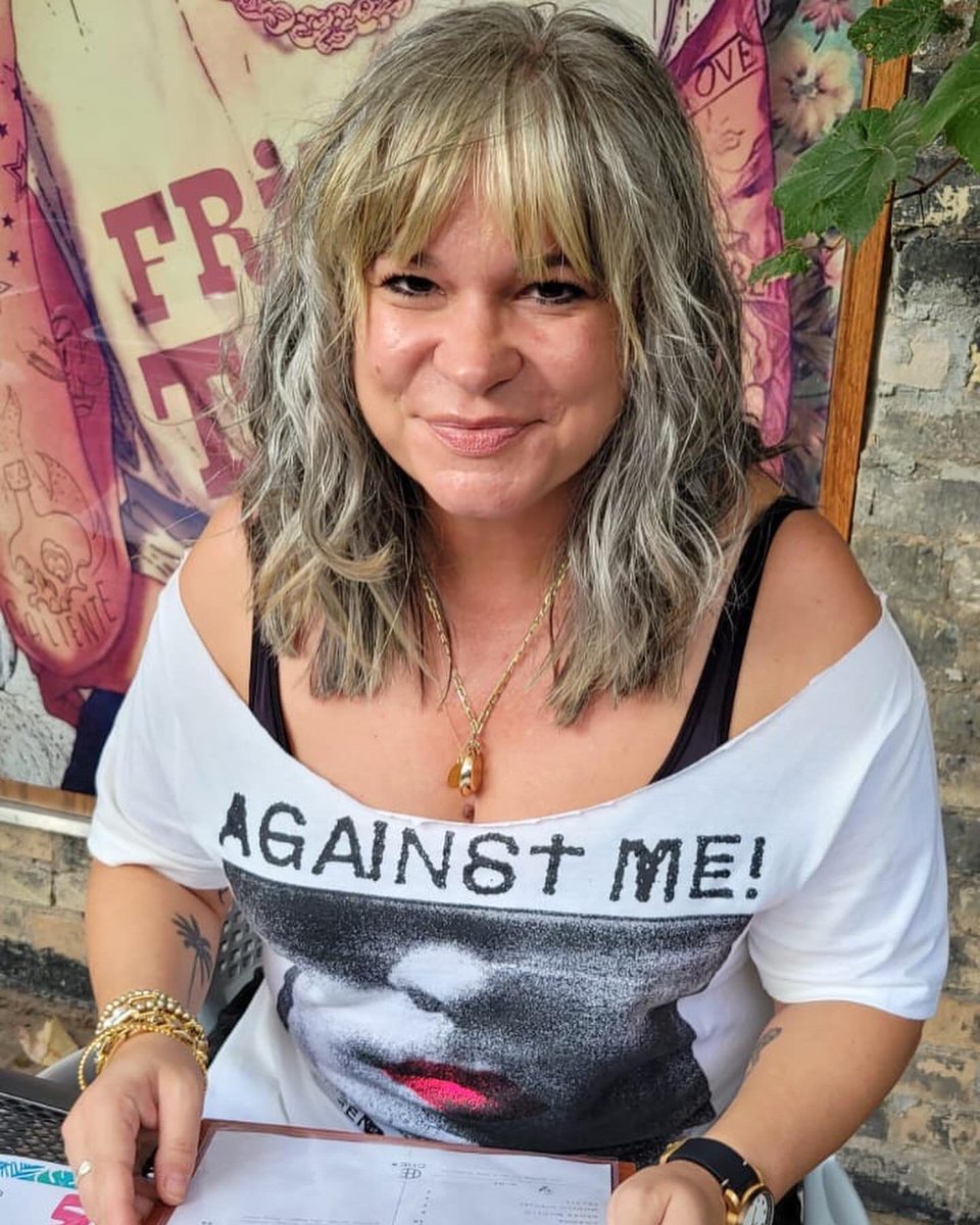 NikkiFed's tweet photo. 🎶 TONIGHT IS THE NIGHT for @LauraJaneGrace @londonmusichall #RumRunners - been too long since I’ve been around her energy and bangin’ performances. Will tonight be the night I finally get my elusive, coveted photo with her after years of concerts?? Stay tuned… But first drinks! https://t.co/EOBsZSD8Ww