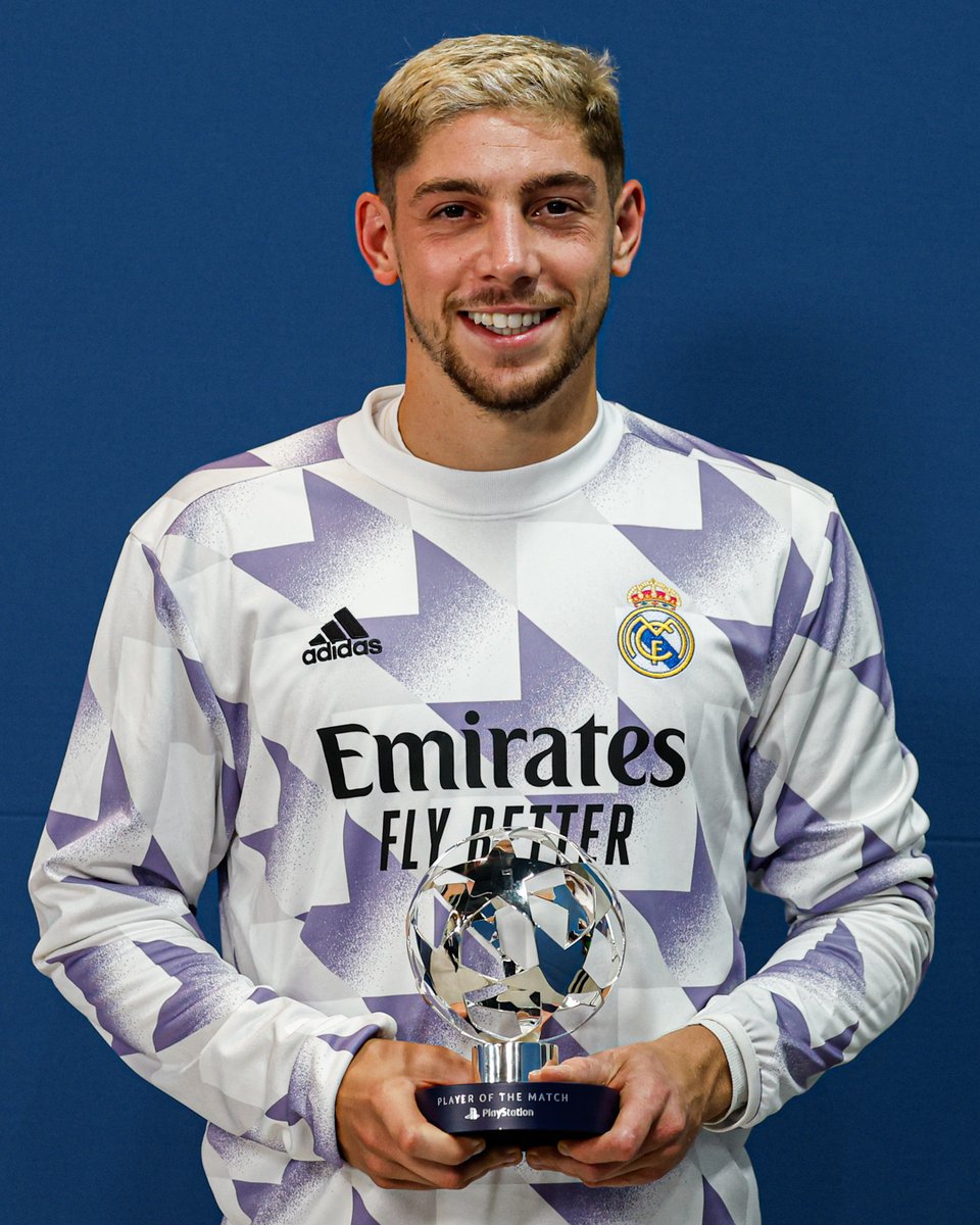 InvictosSomos's tweet photo. El miércoles de Fede Valverde:

➦ Real Madrid ganó un partido complicado de Champions.
➦ Lideró el triunfo blanco.
➦ Marcó otro golazo.
➦ Reconocido como el MVP de la noche. 

EL HALCÓN ESTÁ VOLANDO EN EL BERNABÉU. https://t.co/DbT6tVt695