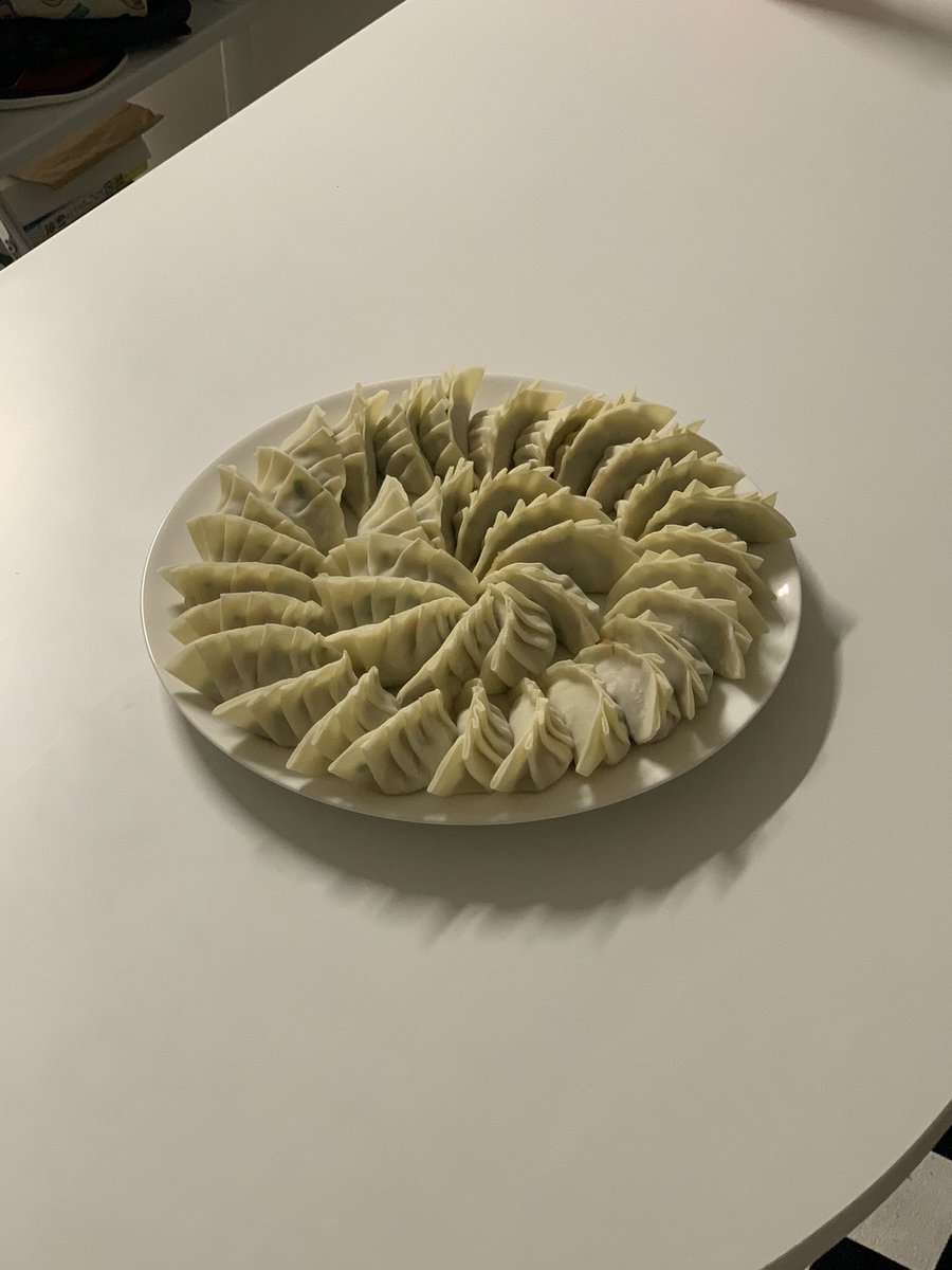 1122inch's tweet photo. 落ち込んでる時は料理をすると自尊心が回復すると何かで見たので、昨日は餃子を作りながら大好きな友達と電話した😌🥟 https://t.co/1MQmdqTf40