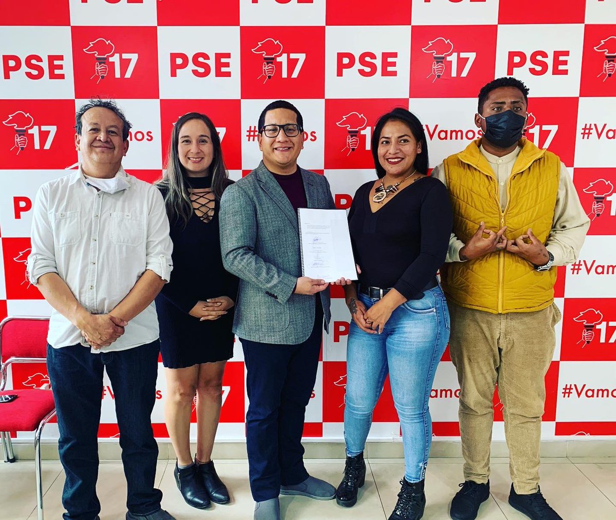PSEcuatoriano's tweet photo. #Elecciones2023Ec 🚩| @Elsa_Guerra_R candidata a la prefectura por #Pichincha @ACampanaRemache , candidato a la concejalía y @GustavoVallejoF presidente nacional mantienen una reunión de trabajo escuchando las voces de la organización Bloods en Quito 
✨✊🏼🙋🏾

#PSEPichincha https://t.co/6Z8kgIiFJt