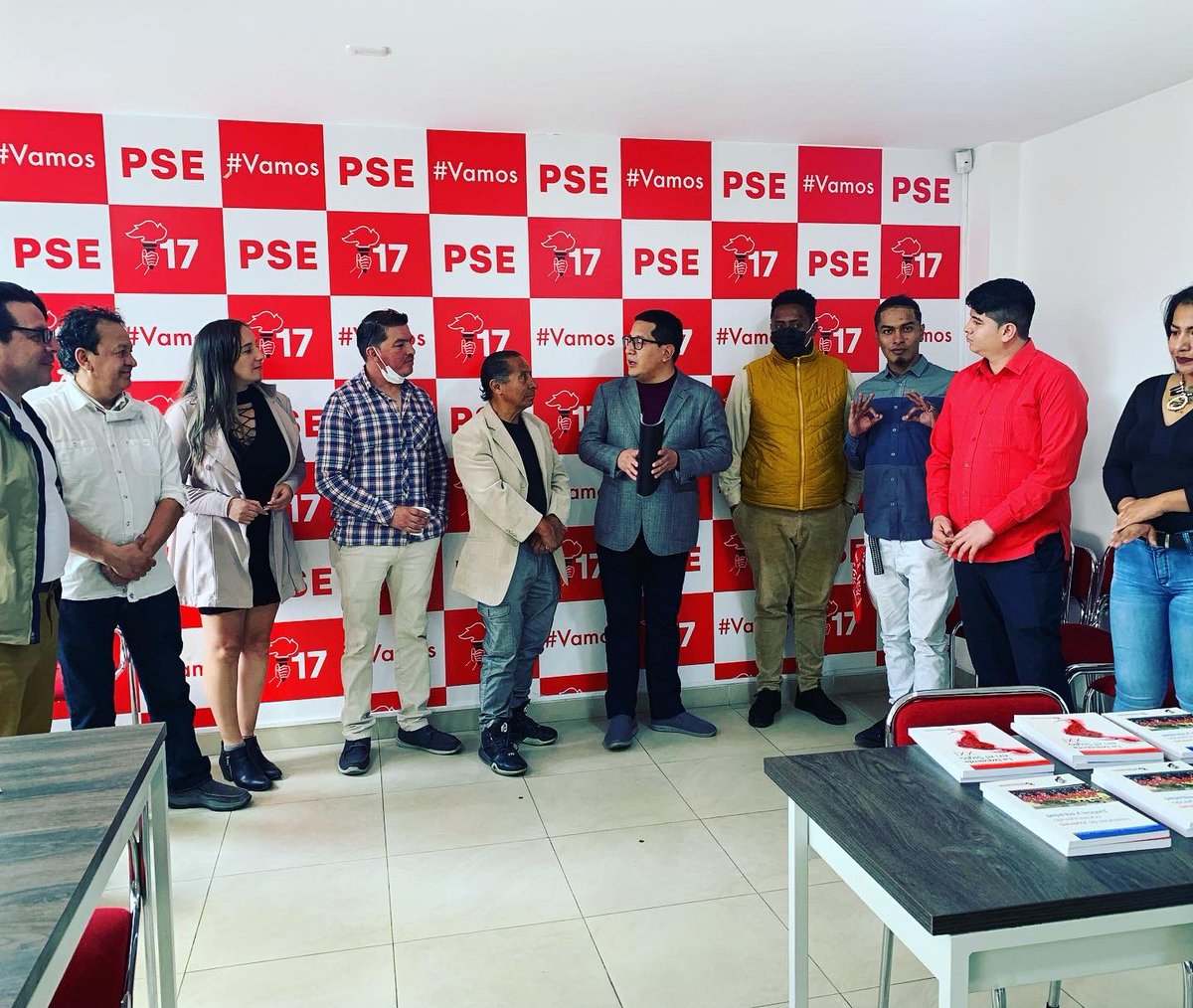 PSEcuatoriano's tweet photo. #Elecciones2023Ec 🚩| @Elsa_Guerra_R candidata a la prefectura por #Pichincha @ACampanaRemache , candidato a la concejalía y @GustavoVallejoF presidente nacional mantienen una reunión de trabajo escuchando las voces de la organización Bloods en Quito 
✨✊🏼🙋🏾

#PSEPichincha https://t.co/6Z8kgIiFJt