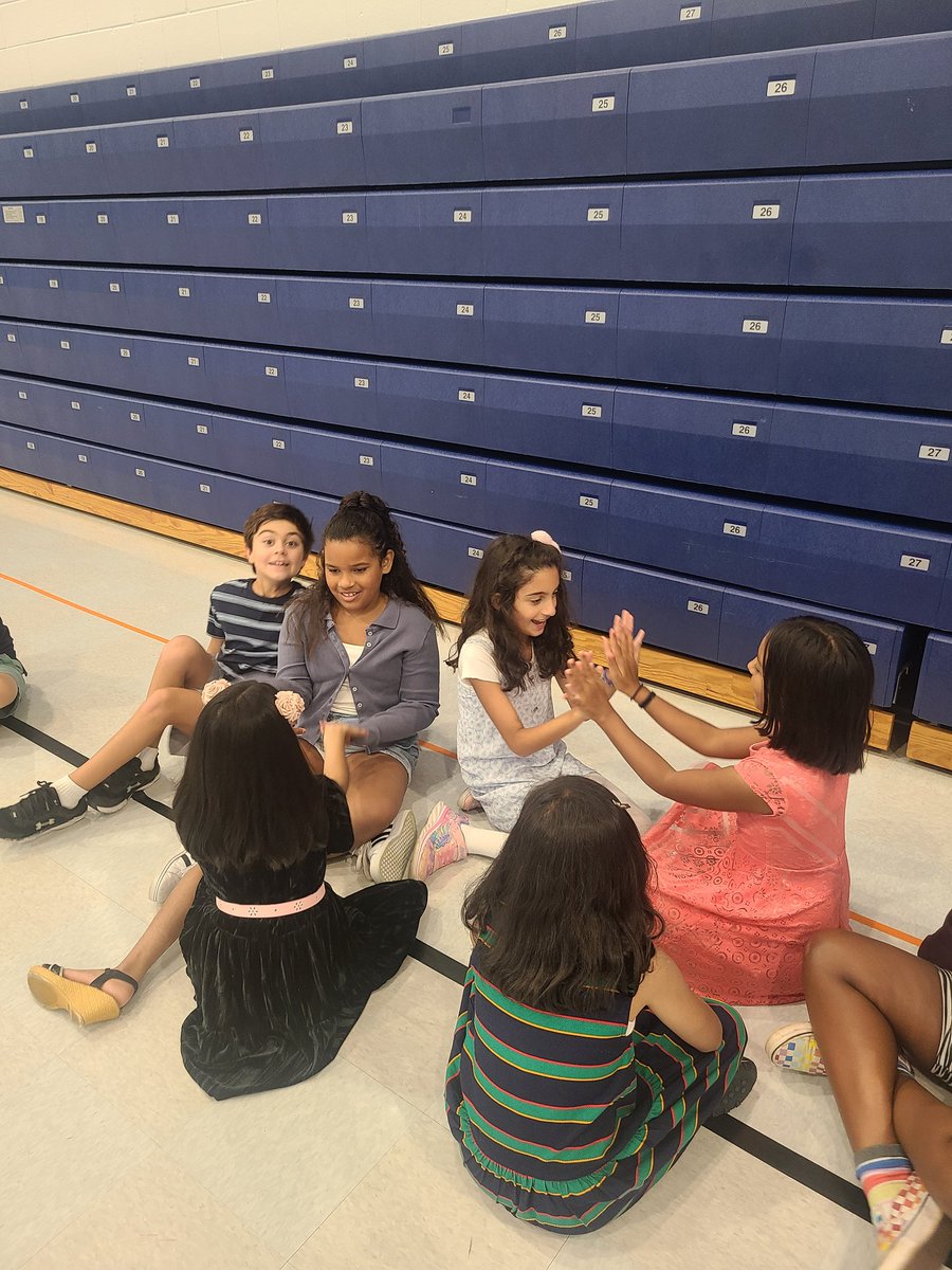 Amber Sanders (@ms_s_spacesquad) on Twitter photo Some good old fashion hand games to pass the time while you're waiting to finish up picture day! <a href="/Discovery_elem/">Discovery Elem</a> Some good old fashion hand games to pass the time while you're waiting to finish up picture day! <a href="/Discovery_elem/">Discovery Elem</a>