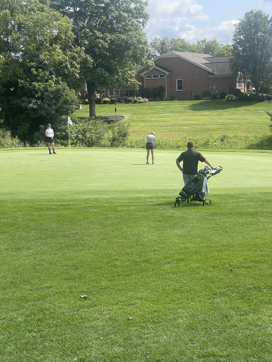 andria_schrock's tweet photo. These. Girls. WORKED! SO proud!!! @MasonGirlsGolf was able to shave 30 strokes off of Round 2 scores at GMC taking senior Ashley Cai, Sophomore Mingjia Zhang, Freshman Ava Datillo, and freshman Amelia Eshman scores today! 💚 And a Big Congratulations to the Aves on their GMC win! https://t.co/7x4kwmI81x