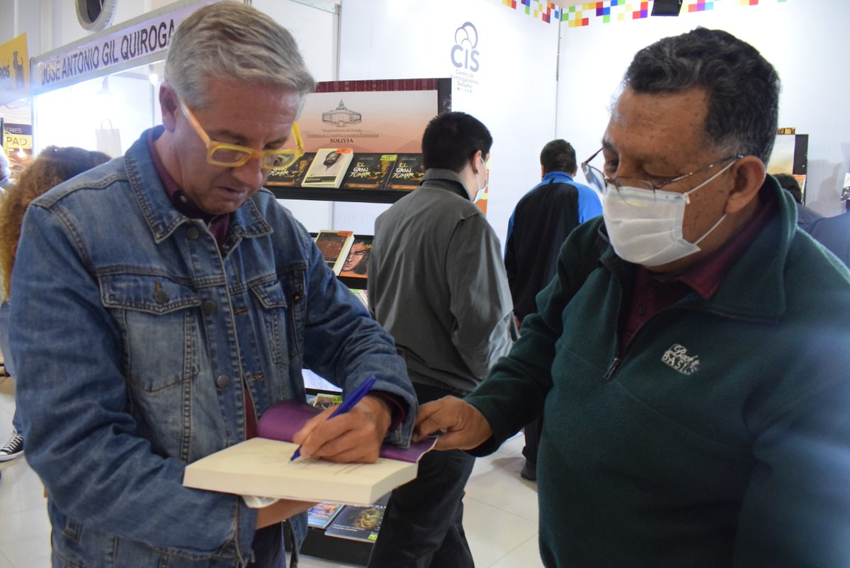 CISBolivia's tweet photo. La @VPEP_Bol a través del @CISBolivia, presentó  este miércoles, en el marco de la #FILC2022, el libro 𝗗𝗲𝗺𝗼𝗰𝗿𝗮𝗰𝗶𝗮 𝗶𝗻𝘁𝗲𝗿𝗿𝘂𝗺𝗽𝗶𝗱𝗮, 𝗰𝗿𝗶𝘀𝗶𝘀 𝗱𝗲 𝗘𝘀𝘁𝗮𝗱𝗼 𝘆 𝗴𝗼𝗯𝗶𝗲𝗿𝗻𝗼 𝗱𝗲 𝗳𝗮𝗰𝘁𝗼 𝗲𝗻 𝗕𝗼𝗹𝗶𝘃𝗶𝗮 del periodista Julio Peñaloza Bretel. https://t.co/nTSRQ1jLQQ