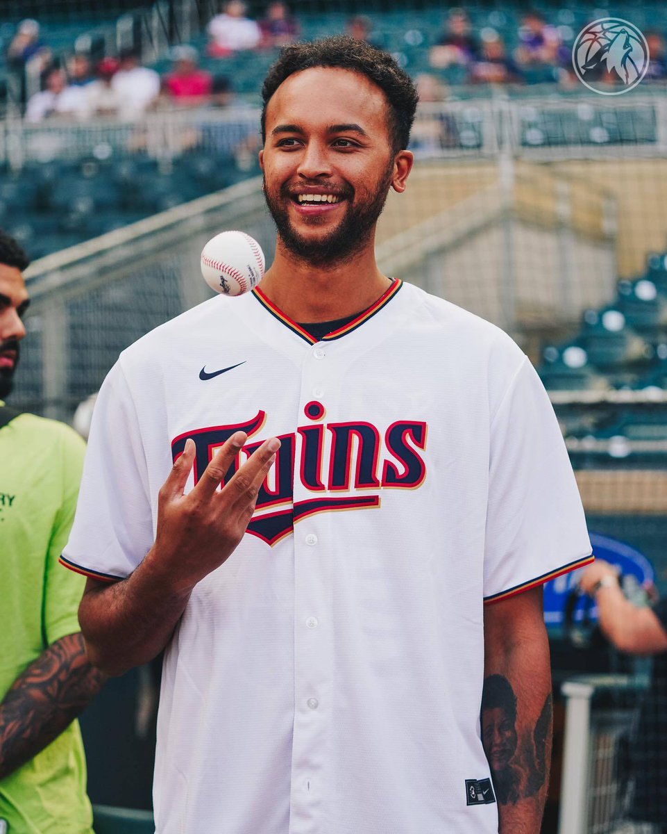 wassbasketball's tweet photo. #teamslowmo with the gas⛽️
Shoutout to Kyle Anderson for throwing out the first pitch at the @twins game yesterday!
#TeamWass | @WassBaseball https://t.co/azBEcj5hNG