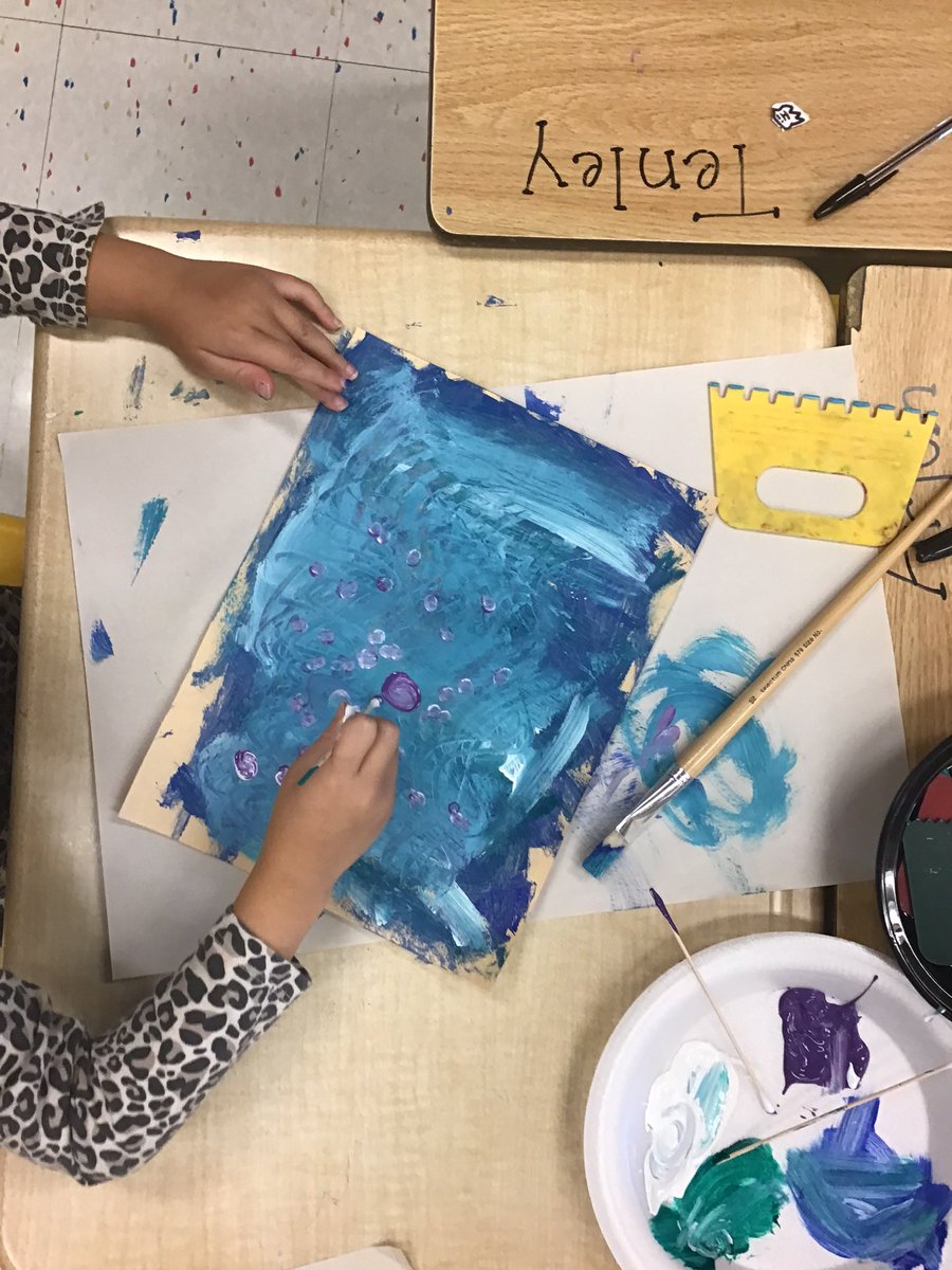 kristen_ortwein's tweet photo. Gr.1/2’s are exploring painting techniques for our collaborative fish mural. So great painting and learning together again! #funwithpaint #elementaryart @Panabaker_HWDSB https://t.co/rcCK66xQ7z